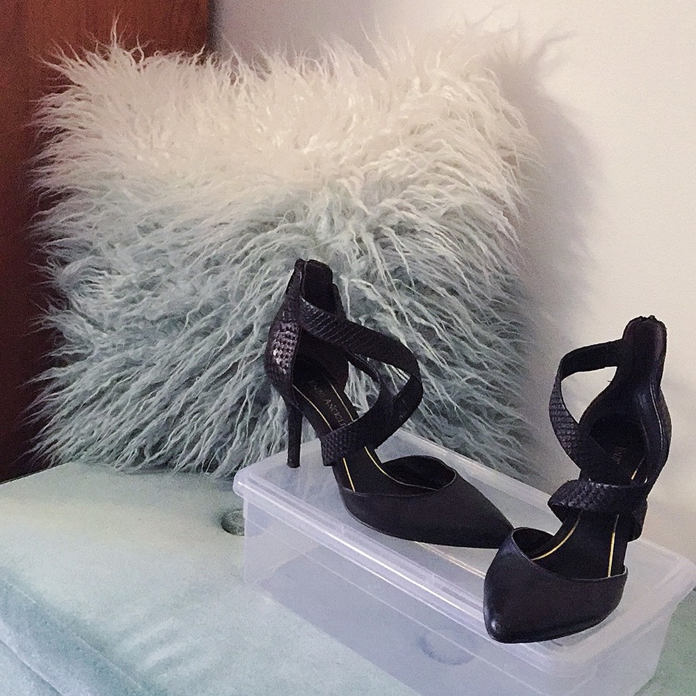 Size 6.5 W Navy Blue pump. Snake skin detail